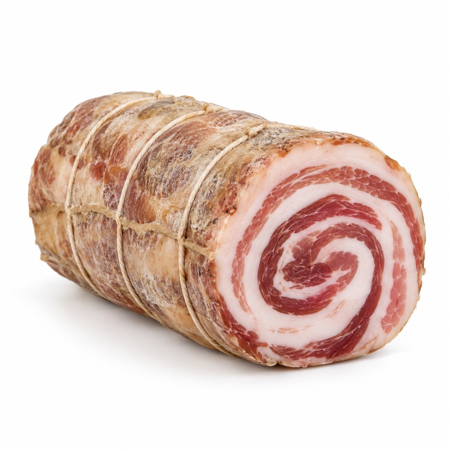 Pancetta arrotolata Itaalia rullpancetta valgel taustal